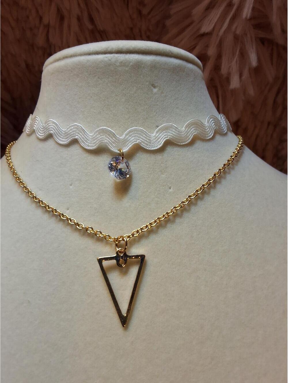 RICK RACK CHOKER WHITE WITH GOLD CHAIN AND TRIANGLE PENDANT